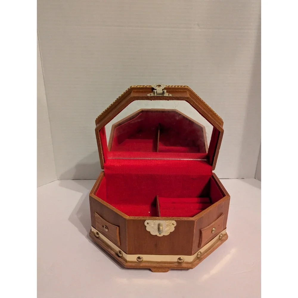 Beautiful Wooden Jewelry Box With A‎ Coat Of Arms On Top - Picture 3 of 7